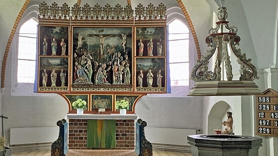 Blick in den Altarraum der Kirche in Tating auf Eiderstedt © TZSPO 