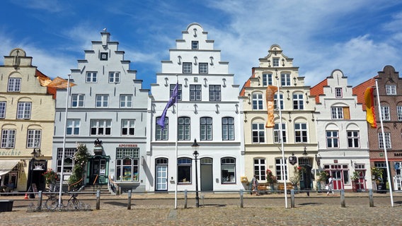 Giebelhäuser am Marktplatz in Friedrichstadt. © NDR Foto: Kathrin Weber