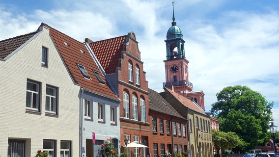 Die Remonstrantenkirche und Häuser in der Prinzessstraße in Friedrichstadt. © NDR Foto: Kathrin Weber