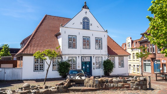 Ein historisches Haus von 1768 in dem heute das Standesamt von Wesselburen untergebracht ist. © Christine Raczka Foto: Christine Raczka