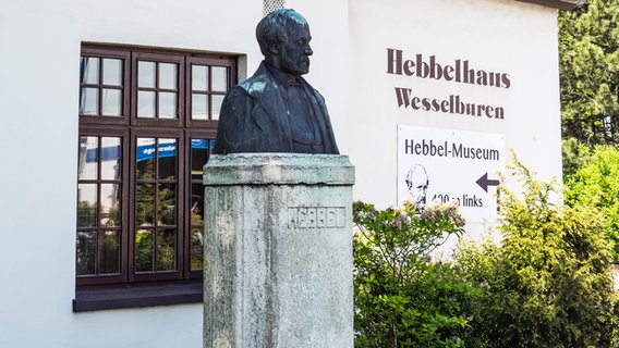Eine Büste von Friedrich Hebbel vor dem Hebbelhaus in Wesselburen. © Christine Raczka Foto: Christine Raczka