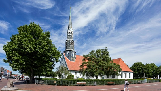 Die Kirche St. Jürgen in Heide, im Hintergrund der Marktplatz. © imago images Foto: Olaf Döring