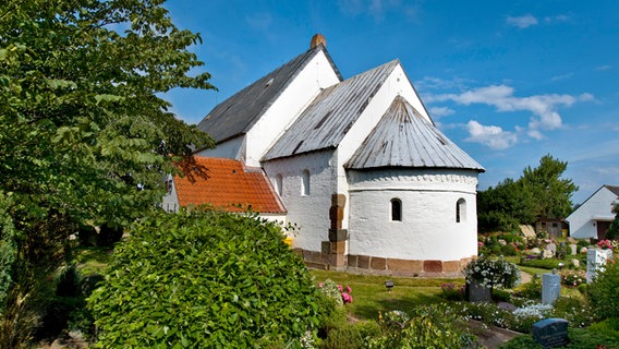 Der Chorbereich der weiß getünchten Kirche von Morsum von außen. © dpa / picture alliance Foto: Sabine Lubenow