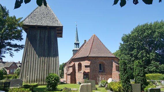 Kirche St. Peter mit freistehendem Turm im Dorf von St. Peter-Ording. © NDR Foto: Kathrin Weber