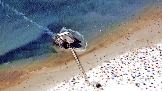 Luftbild des Strands von St. Peter Ording  mit Pfahlbau bei Hochwasser © Falcon Crest Air GmbH 