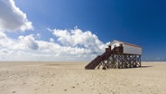 Ein Gebäude auf Holzpfählen am Strand von St. Peter-Ording. © Jenny Sturm / fotolia Foto: Jenny Sturm