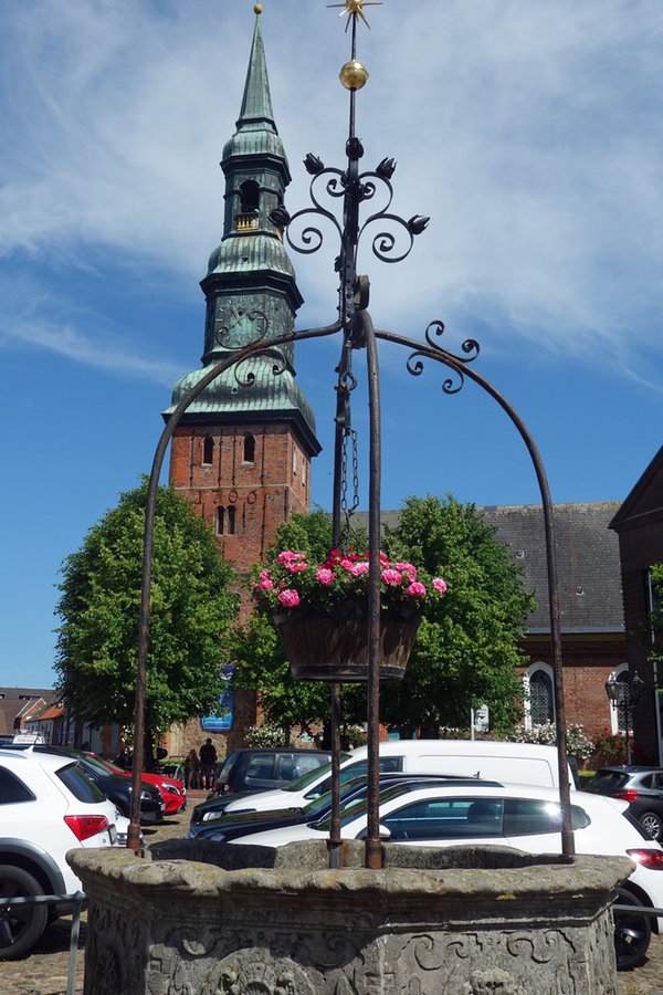 Blick auf den Marktbrunnen und den Turm der St.-Laurentius-Kirche in Tönning. © NDR Foto: Kathrin Weber