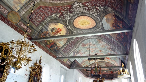 Blick auf das Deckengemälde in der St.-Laurentius-Kirche in Tönning. © NDR Foto: Kathrin Weber