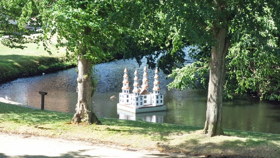 Ein Modell des ehemaligen Schlosses schwimmt in einem Teich im Schlosspark in Tönning. © NDR Foto: Kathrin Weber