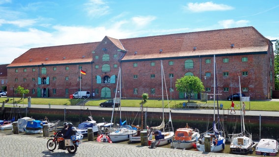 Blick auf das alte Speichergebäude Packhaus im Hafen von Tönning. © NDR Foto: Kathrin Weber