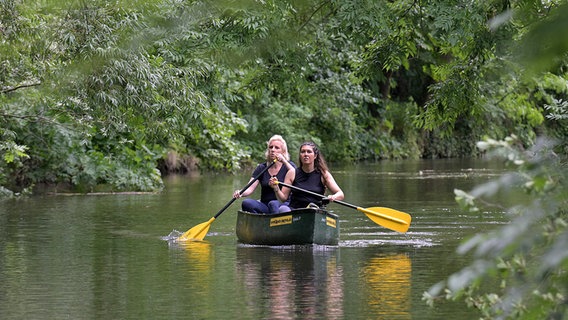 Die Reporterinnen Vanessa Kossen und Britta von Lucke paddeln auf einem ruhigen Abschnitt der Oker. © NDR/dmfilm Foto: Michael Bahlo