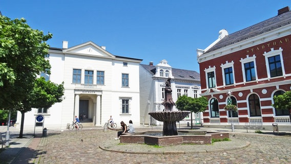 Der Brunnen vor dem Rathaus von Bad Oldesloe. © NDR Foto: Irene Altenmüller