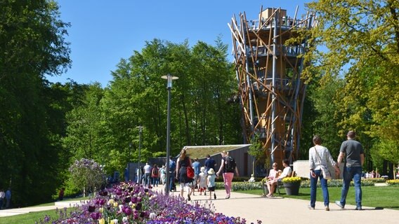 Besucher und Turm des Baumwipfelpfades auf der Landesgartenschau in Bad Iburg. © Landesgartenschau Bad Iburg 