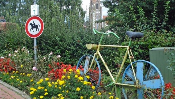 Ein buntes Fahrrad als Kunstobjekt © Axel Franz / NDR Foto: Axel Franz