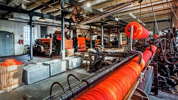 Historic textile machines in the spinning room of the Tuchmacher Museum in Bramsche © Tuchmacher Museum Bramsche Photo: Oliver Pracht