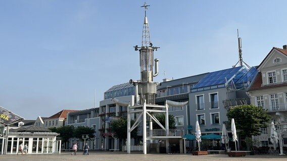 Der Sous-Turm auf dem Auricher Marktplatz. Der Sous-Turm auf dem Auricher Marktplatz. © NDR Foto: Svenja Nanninga