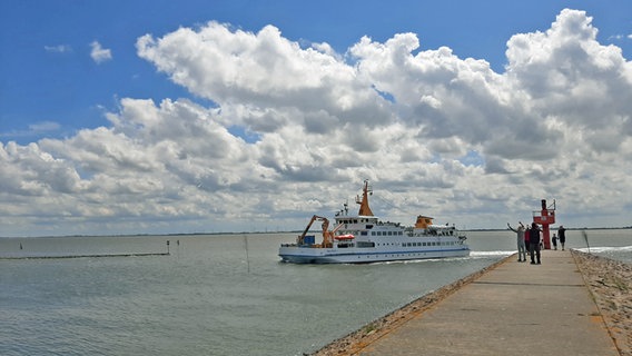 Die Fähre der Baltrum-Linie fährt in den Hafen der Nordseeinsel ein. © NDR Foto: Christina Maciejewski