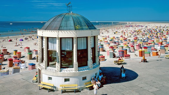 Blick auf den Musikpavillon am Strand von Borkum, Ostfriesische Inseln. © picture-alliance/Bildagentur Huber/Gräfenhain 