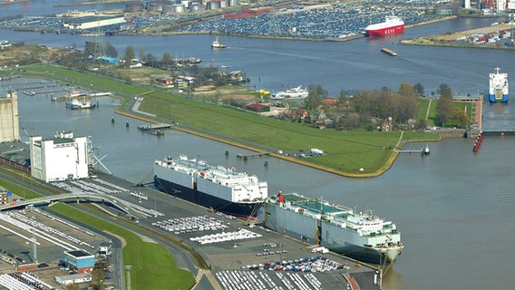 Luftbild des Emder Industriehafens © Emden Marketing und Tourismus GmbH 