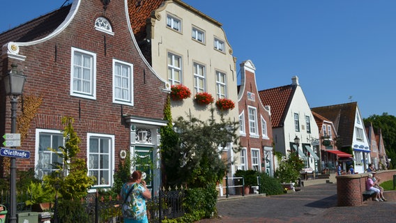 Schöne alte Häuser prägen die Altstadt von Greetsiel. © Ostfriesland Bilddatenbank 