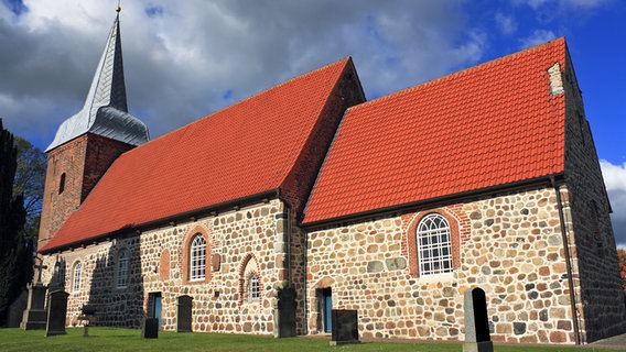 Kirche in Midlum im Rheiderland. Kirche in Midlum im Rheiderland. © fotolia Foto: Gabriele Rhode