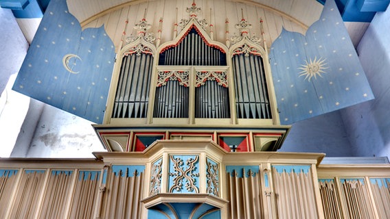 Die Orgel von 1457 in der Kirche von Rysum in Ostfriesland. © picture-alliance / JTimage.de Foto: Burkhard Juettner