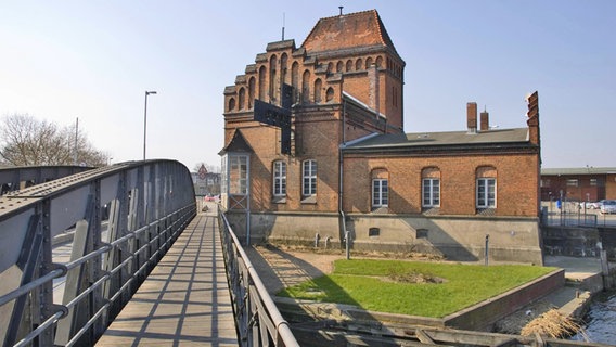 Die historische Drehbrücke am Museumshafen Lübeck © imago/McPHOTO Foto: F.Scholz