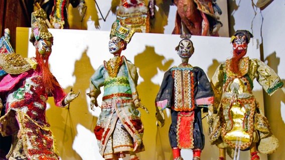 Chinesische Stabfiguren im Theaterfigurenmusem Lübeck © die Lübecker Museen Foto: Michael Haydn