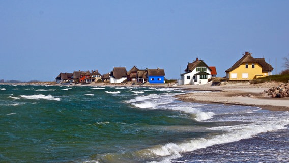 Strand und Häuser auf der Halbinsel Graswarder in Heiligenhafen. © NDR Foto: Uwe Bahn