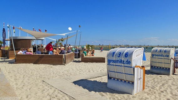 Strandkörbe und Loungebereich am Strand in Grömitz © NDR Foto: Kathrin Weber
