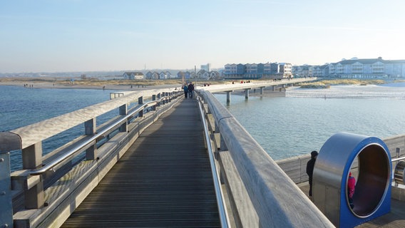Blick von der Seebrücke in Heiligenhafen auf Strand und Neubaugebiet. © NDR Foto: Kathrin Weber