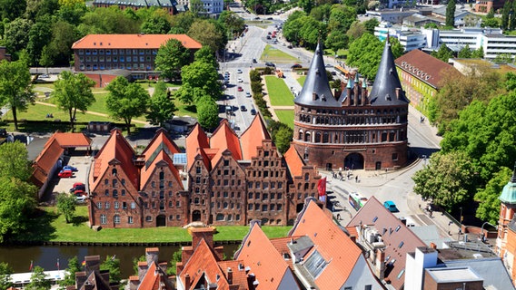 Das Lübecker Holstentor und die historischen Salzspeicher  aus der Luft. © Fotolia Foto: Andreas Edelmann