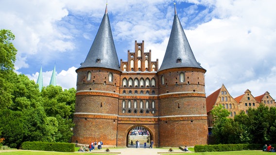 Das Lübecker Holstentor © Fotolia Foto: Andreas Edelmann