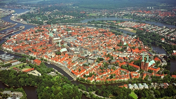 Luftaufnahme der Lübecker Altstadt © picture alliance / ZB Foto: Elmar Hartmann