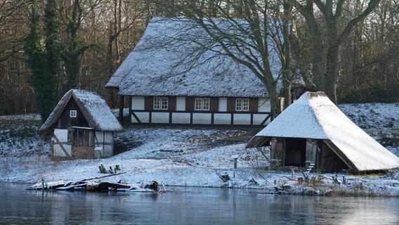 Historische Fachwerkgebäude im Freilichtmuseum Molfsee an einem Wintertag. © Stiftung Schleswig-Holsteinische Landesmuseen 