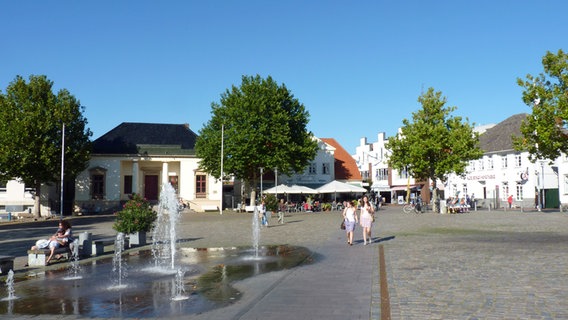 Marktplatz von Neustadt in Holstein mit Wasserspiel. © NDR Foto: Irene Altenmüller