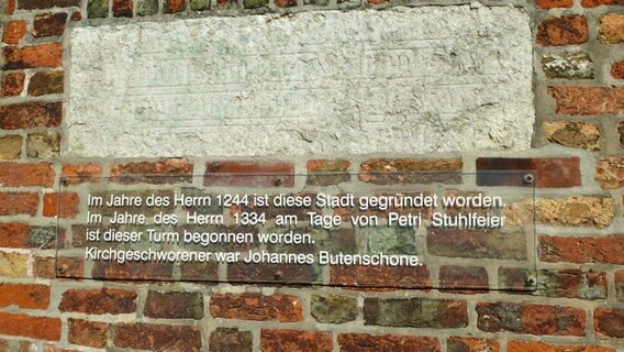 Informationsschild am Turm der Stadtkirche in Neustadt/Holstein. © NDR Foto: Kathrin Weber