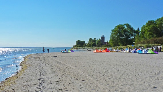 Am Strand in Pelzerhaken an der Ostsee liegen Kitesegel. © NDR Foto: Irene Altenmüller