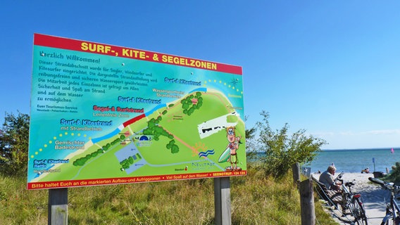 Ein Schild am Strand von Pelzerhaken zeigt die Lage der Surf-, Kite- und Segelzonen. © NDR Foto: Irene Altenmüller