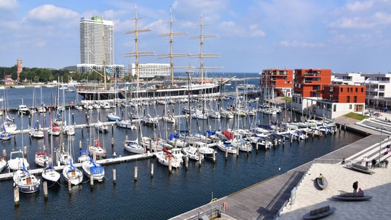 Jachthafen von Travemünde auf dem Priwall mit dem Frachtsegler Passat. © imago images Foto:  Sven Eckelkamp