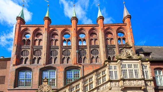 Schmuckfassade des Lübecker Rathauses. © Fotolia Foto: aterrom
