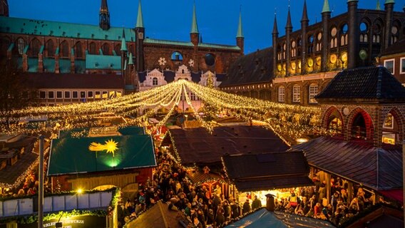 Der Weihnachtsmarkt in Lübeck vor dem Rathaus. © LTM Foto: Olaf Malzahn