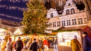 Große Weihnachtstanne auf dem Lübecker Weihnachtsmarkt. © LTM - Lübeck Tourismus Marketing 