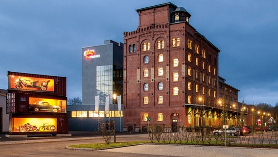 Der beleuchtete PS.Speicher Einbeck von außen am Abend. © Kulturstiftung Kornhaus Foto: Spieker & Woschek Fotografie