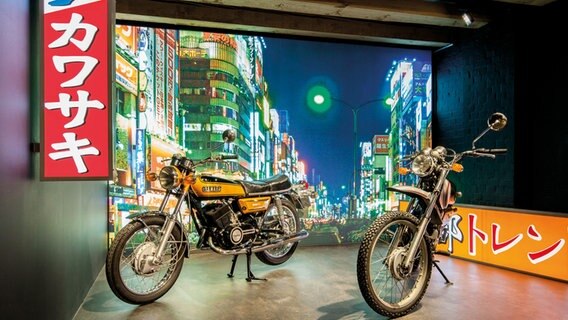 Im PS.Speicher in Einbeck stehen zwei Motorräder aus Japan in einer Ausstellung. © Kulturstiftung Kornhaus Foto: Spieker & Woschek Fotografie