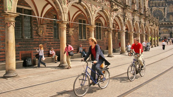 Zwei Radfahrer vor dem Rathaus in Bremen ©  imago / imagebroker 