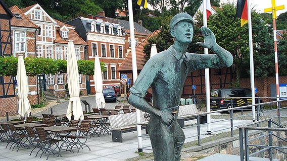Statue "Der Rufer" in Lauenburg an der Elbe © NDR Foto: Axel Franz