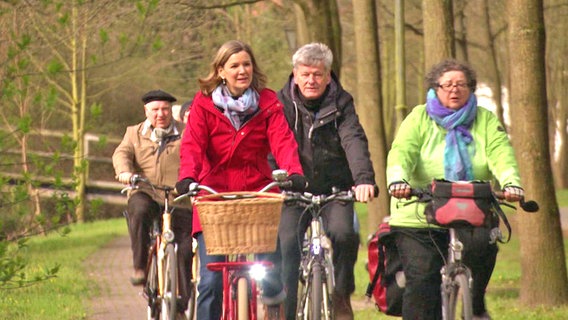 Die Radfahrer des ADFC fahren zusammen mit Heike Götz von Burgdorf nach Celle. © NDR 