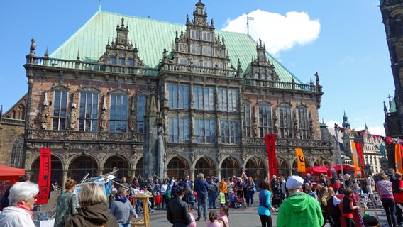 Blick auf das Bremen Rathaus, davor stehen zahlreiche Menschen. © NDR Foto: Kathrin Weber