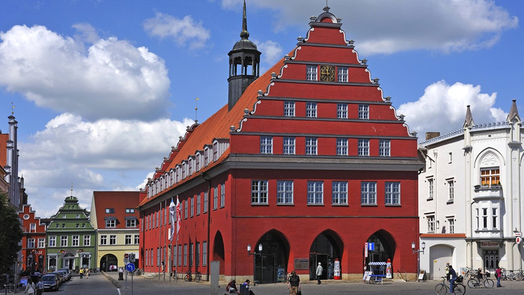Das Rathaus am Marktplatz von Greifswald.